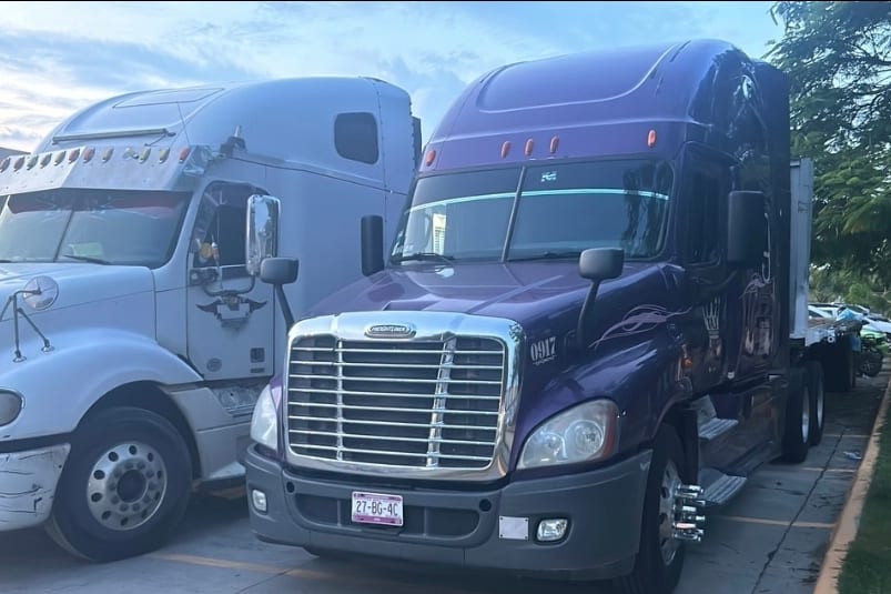 Tractocamiones de Romo's Transportes estacionados, listos para iniciar operación.
